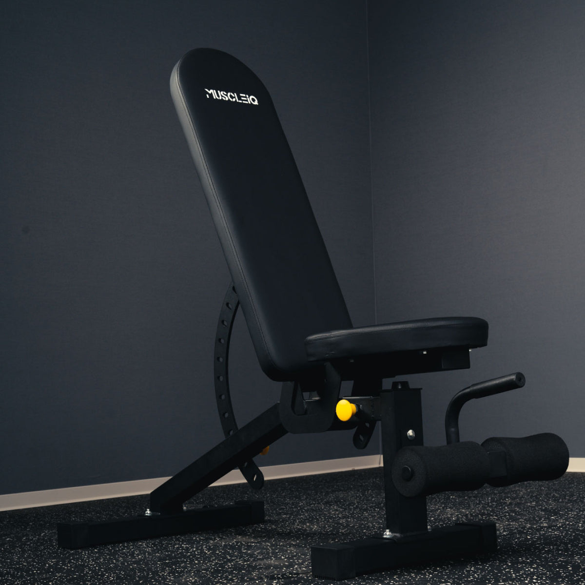 MUSCLEIQ adjustable weight bench with inclined backrest, padded seat and foam leg rollers
